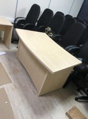 Прямой белый стол для персонала