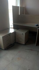 Светлая офисная мебель для персонала